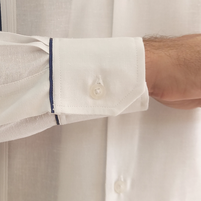 Tenue de mariage tropicale pour homme – guayabera blanche et pantalon bleu clair