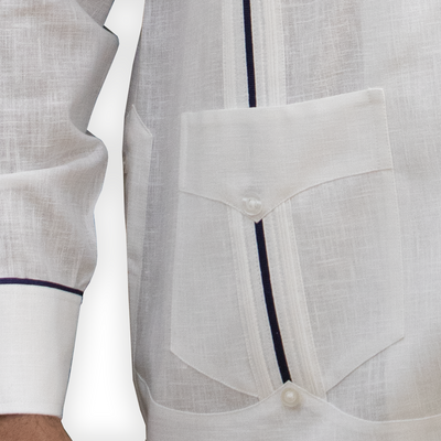 Vue de face d’une guayabera blanche élégante à motifs bleus
