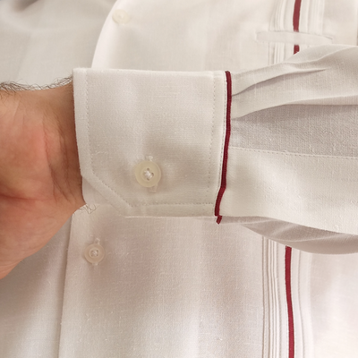 Vue de la guayabera artisanale à manches longues et détails raffinés du Yucatán