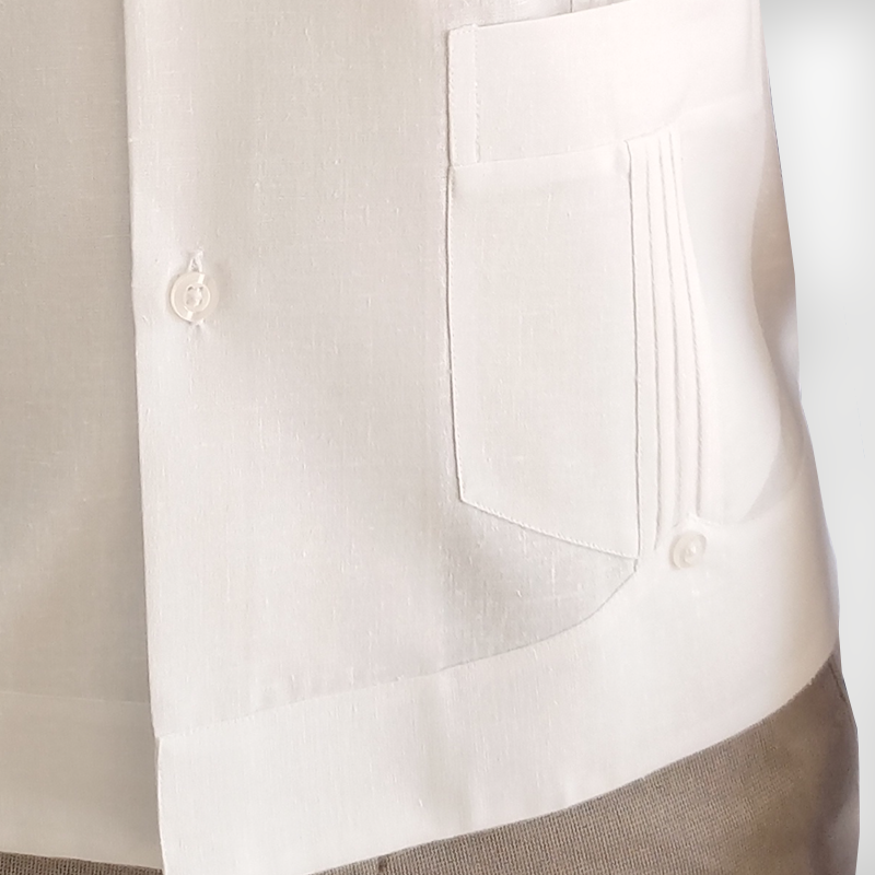 Vue de la guayabera cubaine blanche portée – style tropical élégant
