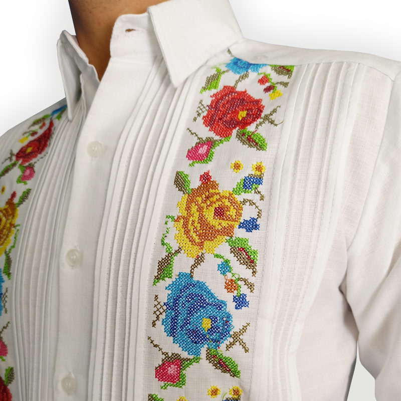 Vue rapprochée du tissu en lin et coton de la guayabera florale