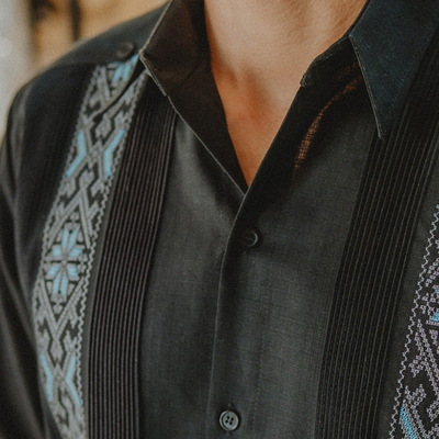 détail broderie guayabera noire élégante