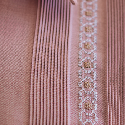 détail broderie guayabera rose clair