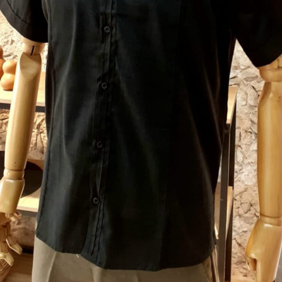 détail col mao guayabera noire lin coton
