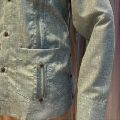détail poches guayabera cubaine verte