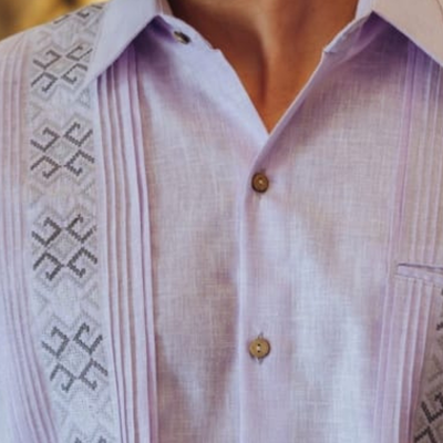 détail tissu guayabera lilas lin coton