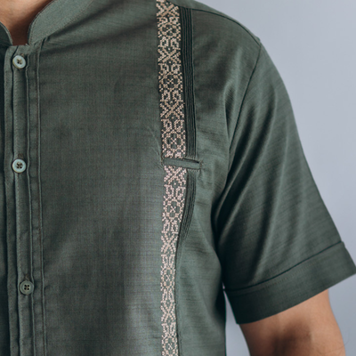 détail tissu guayabera vert olive lin coton
