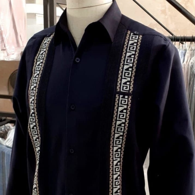 guayabera noire brodée homme élégante