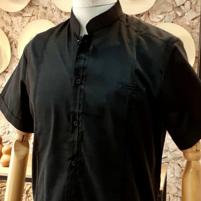 guayabera noire col mao homme élégante