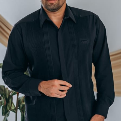 guayabera noire coupe structurée détail tissu
