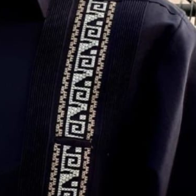 guayabera noire look chic soirée été