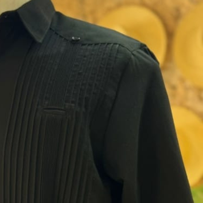 guayabera noire mariage soirée élégante