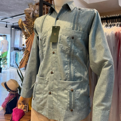 guayabera verte cubaine homme élégante