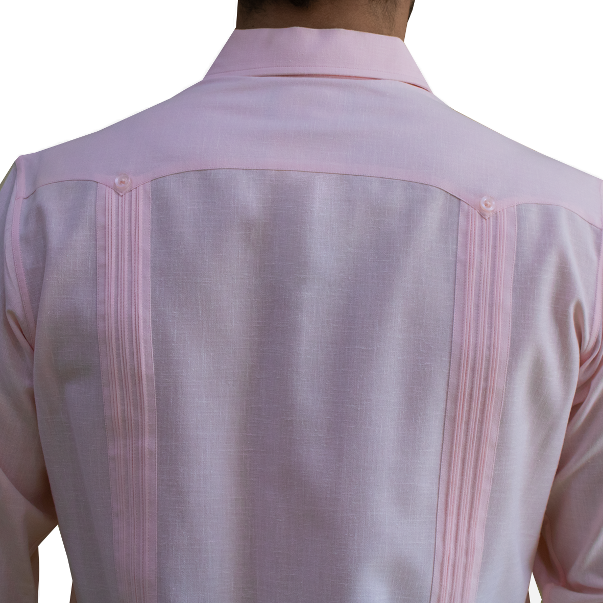 look tropical chic homme avec guayabera rose clair et pantalon en lin beige